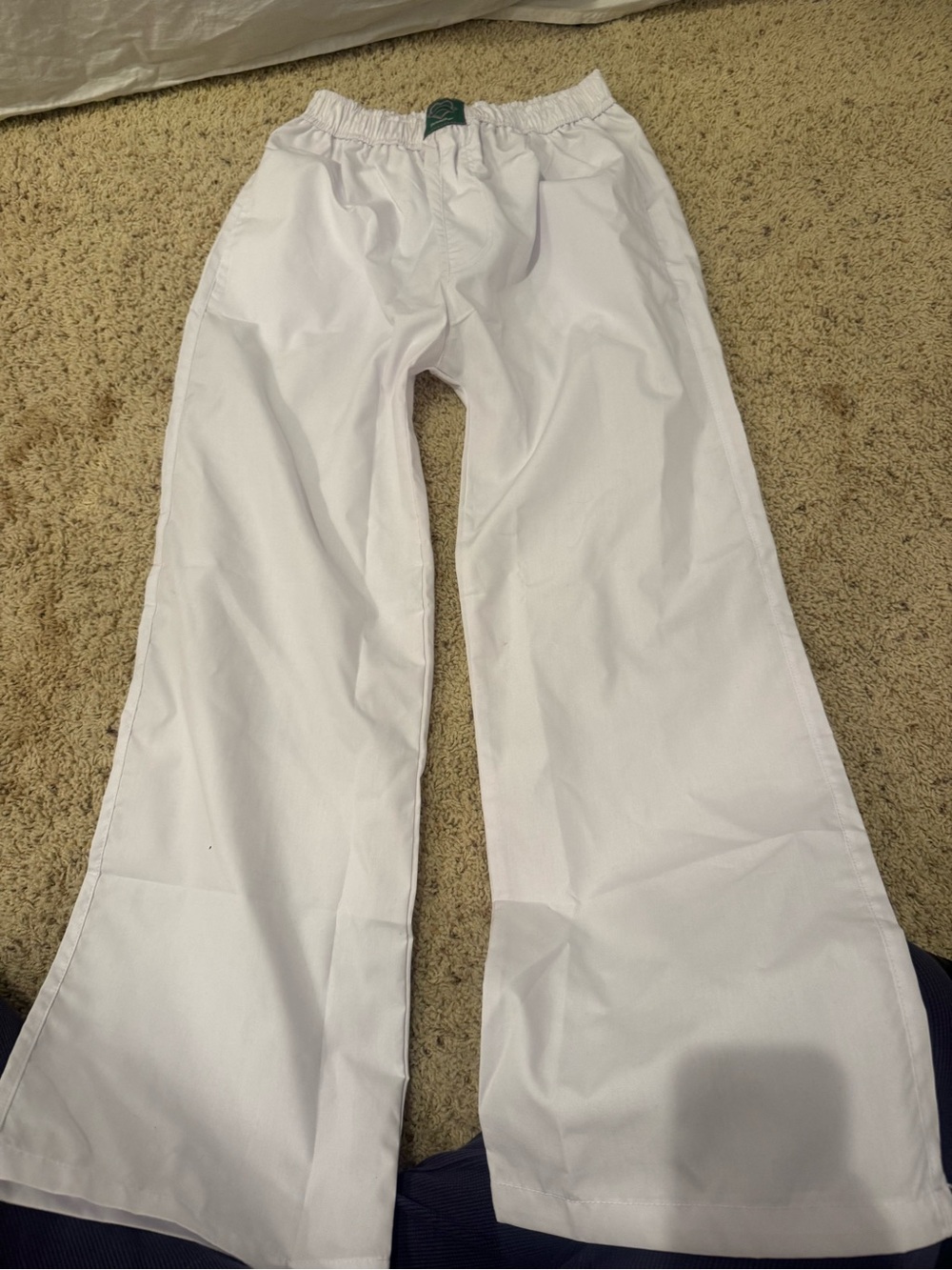 Byaudrymuse white pants